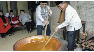 Terjun Langsung Aduk Dodol Betawi di Jagakarsa, Pramono Minta Packaging Dibuat Lebih Menarik
