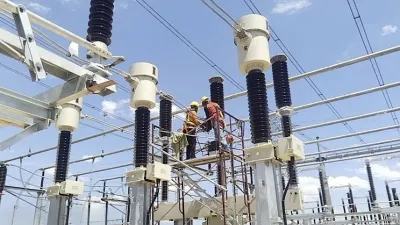 Petugas PLN NPC ketika melakukan pengecekan akhir pada infrastruktur kelistrikan Feeder Station (FS) 01 di Tunjung, Kelantan yang diselesaikan 15 hari lebih awal dari target. (Dok PLN NPC)