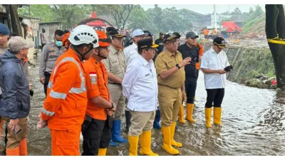 Tinjau Langsung Longsor di TPST Bantargebang, Pramono Sebut Pemprov DKI akan Jamin Perawatan Para Korban