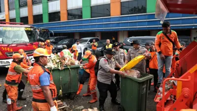 Ikut Hadir Bersih-bersih Pasar Kramat Jati, Menteri LH: Pengelolaan Sampah Dimulai dari Pemilahan