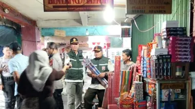 Satpol PP lakukan razia minuman keras ilegal (Sumber: Beritajakarta.id | Foto: Beritajakarta.id)