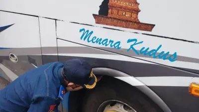 Puluhan bus Antar Kota Antar Provinsi (AKAP) di Terminal Terpadu Pulo Gebang, Cakung, Jakarta Timur sudah dilakukan ramp check. (Sumber: beritajakarta.id | Foto: beritajakarta.id)