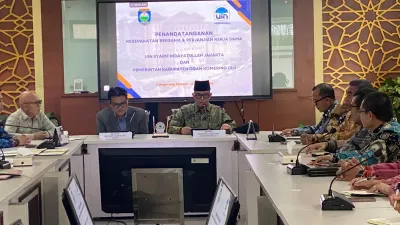 Bupati OKU Teddy Meilwansyah saat penandatanganan MoU beasiswa kedokteran gratis dengan UIN Syarif Hidayatullah Jakarta.
