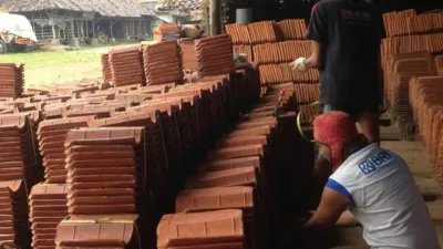 Bangkitkan Ekonomi Lokal: Kisah Hena Gian Hermana Mengangkat Usaha Genteng Bersama BRI