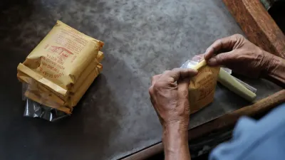 Kopi Bis Kota, Salah Satu Oleh-oleh Khas Jakarta Timur. (Sumber: beritajakarta.id)