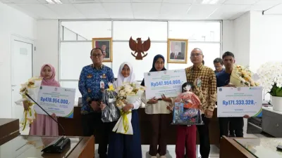 Pemprov DKI Jakarta dan BPJS Ketenagakerjaan memberikan santunan kepada para ahli waris korban longsor di TPST Bantargebang (Sumber: beritajakarta.id | Foto: beritajakarta.id)