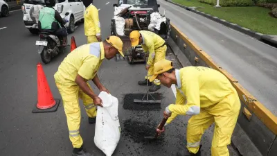 Setidaknya 1.554 titik jalan rusak berhasil diperbaiki Suku Dinas Bina Marga Jakarta Timur jelang arus mudik Hari Raya Idulfitri 1447 Hijriah. (Sumber: beritajakarta.id | Foto: beritajakarta.id)