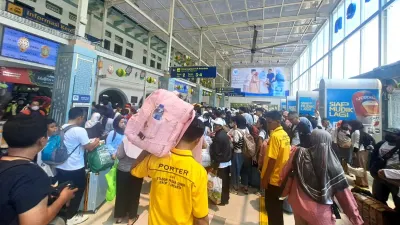 Puncak Arus Mudik Diprediksi Besok! H-4 Idul Fitri, 24.412 Pemudik Berangkat dari Stasiun Pasar Senen