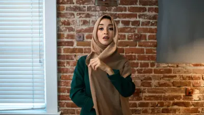 Inspirasi Outfit Hijab. (Sumber: Pexels/RDNE Stock project)