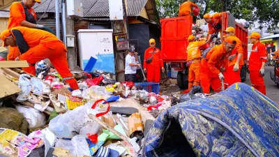 Sejak Senin Lalu! 109 Petugas Gabungan Berhasil Angkut 141,37 Ton Sampah Pascagenangan di Jaktim