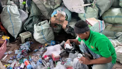 DLH DKI Jakarta menegaskan komitmen pengurangan sampah dari sumber melalui pembenahan sistem pengelolaan sampah secara menyeluruh. (Sumber: beritajakarta.id | Foto: beritajakarta.id)
