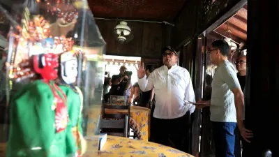 Wakil Gubernur DKI Jakarta, Rano Karno meninjau Anjungan DKI Jakarta di Taman Mini Indonesia Indah (TMII), Jakarta Timur, Minggu (29/3). (Sumber: Beritajakarta.id | Foto: Beritajakarta.id)