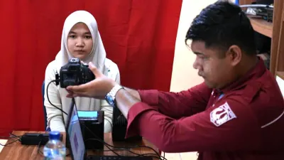 Pemprov DKI Jakarta melalui Dinas Kependudukan dan Pencatatan Sipil (Dukcapil) melaksanakan pendataan pendatang pascaarus balik lebaran 2026. (Sumber: Beritajakarta.id | Foto: Beritajakarta.id)