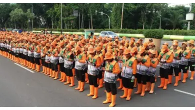 1.400 Petugas Kebersihan Disiagakan di Monas untuk Hari Buruh (Sumber: beritajakarta.id)