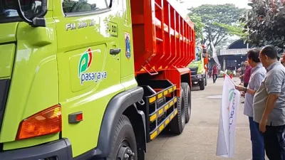 Dukung Pengelolaan Kebersihan, Perumda Pasar Jayara Luncurkan 5 Armada Truk Sampah Baru di Pasar Induk Kramat Jati