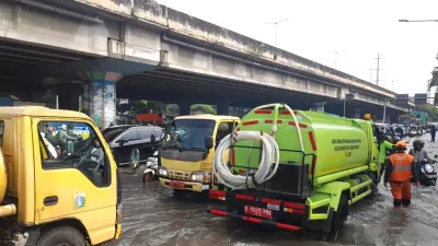 12 Truk Tangki hingga 30 Personel Gabungan Diturunkan, Percepat Penyedotan Genangan di 2 Jalan Jakbar! 