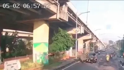 Sempat viral di media sosial, rekaman CCTV dari tragedi tabrak lari terhadap seorang pedagang buah yang menyeberang dengan membawa gerobaknya di kawasan Jalan Raya Kalimalang, Duren Sawit, Jakarta Timur. (Sumber: x @bangpino__ | Foto: x @bangpino__)