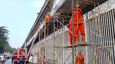 Target Selesai Minggu, 100 Personel Gabungan Pasukan Pelangi dan Gulkarmat Lakukan Penataan Kolong Flyover Pasar Rebo!