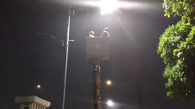 Sudin Jakarta Timur Kembali Pasang 46 Lampu Jalan Usai Terjadi Pencurian di Kawasan Jalan Inspeksi Kanal Banjir Timur