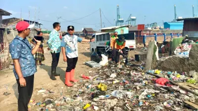Sebanyak 20 personel dikerahkan untuk membersihkan area Kecamatan Cilincing, Jakarta Utara. (Sumber: beritajakarta.id | Foto: beritajakarta.id)