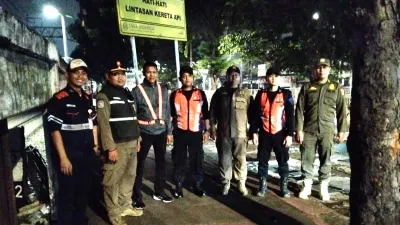 Puluhan personel gabungan lakukan penyisiran di sepanjang bantaran rel kereta api di Jalan I Gusti Ngurah Rai, Kelurahan Cipinang Besar Utara, Kecamatan Jatinegara, Jakarta Timur (Sumber: beritajakarta.id | Foto: beritajakarta.id)