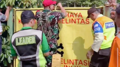 Pemkot Jakarta Selatan bersama PT Kereta Api Indonesia (KAI) mulai menyosialisasikan rencana penutupan perlintasan kereta api liar. (Sumber: beritajakarta.id | Foto: beritajakarta.id)