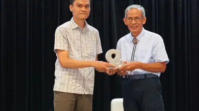 AyoBandung.id bersama Himpunan Mahasiswa Ilmu Sejarah Unpad menggelar seminar interaktif bertajuk “Nama yang Bercerita” dengan menghadirkan T. Bachtiar untuk membahas sejarah, toponimi, dan krisis ekologis Bandung Raya.