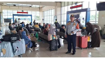 Terminal Pulo Gebang Dipadati Penumpang (Sumber: beritajakarta.id)