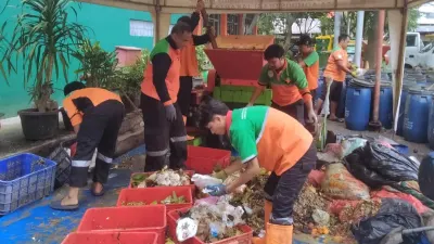 Suku Dinas Lingkungan Hidup (LH) Jakarta Timur terus menggencarkan pengolahan sampah organik sebagai upaya mengurangi volume sampah yang dikirim ke TPST Bantar Gebang, Bekasi. (Sumber: Beritajakarta.id | Foto: Beritajakarta.id)