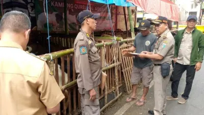 Tindak Lanjut Aduan Masyarakat, Satpol PP Jakarta Pusat Tertibkan Pedagang Hewan yang Berada di Atas Trotoar Jalan!