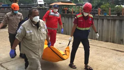 Korban yang sempat hanyut dan dilakukan pencarian pada Minggu, 17 Mei 2026, akhirnya dievakuasi setelah tersangkut di Saringan Sampah TB Simatupang, Tanjung Barat, Jagakarsa. (Sumber: Beritajakarta.id | Foto: Beritajakarta.id)