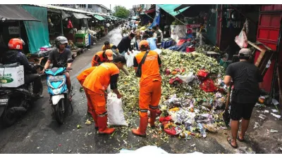 Pedagang Pasar Angke Masih Bandel Buang Sampah di Jalan, Camat Tambora Siap Tindak Tegas