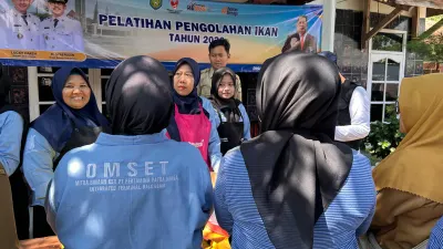 Sinergi Pertamina Patra Niaga Regional JBB dan DISKOPDAGIN Indramayu, Kelompok UMKM OMSET Balongan Sukses Sulap Ikan Mata Goyang Jadi Cuan