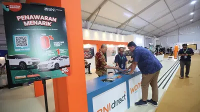Pengunjung mendatangi booth layanan BNI dalam ajang BPA Fair 2026 di Jakarta Selatan.