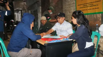 Suku Dinas Lingkungan Hidup (LH) Jakarta Selatan menggelar Operasi Tangkap Tangan (OTT) terhadap pelaku pembuang sampah sembarangan di Jalan Raya Lenteng Agung, Jakarta Selatan. (Sumber: beritajakarta.id | Foto: beritajakarta.id)