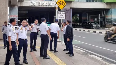 Suku Dinas Perhubungan Jakarta Selatan dalam menertibkan juru parkir (jukir) liar melalui operasi terpadu di kawasan Blok M. (Sumber: beritajakarta.id | Foto: beritajakarta.id)