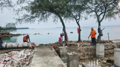 Pembangunan Ruang Terbuka Hijau (RTH) Pulau Cinta di kawasan Jembatan Cinta, Kelurahan Pulau Tidung, Kecamatan Kepulauan Seribu Selatan. (Sumber: beritajakarta.id | Foto: beritajakarta.id)
