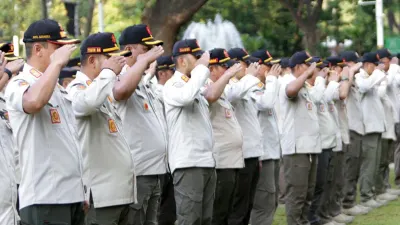 Sebanyak 120 personel Satuan Polisi Pamong Praja (Satpol PP) Jakarta Timur disiagakan selama libur Iduladha 1447 Hijriah dan cuti bersama. (Sumber: beritajakarta.id | Foto: beritajakarta.id)
