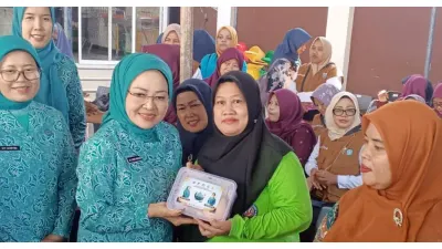PKK DKI Distribusikan Daging Kurban (Sumber: beritajakarta.id)
