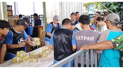 Pembagian Daging Kurban Pakai Wadah Ramah Lingkungan (Sumber: beritajakarta.id)
