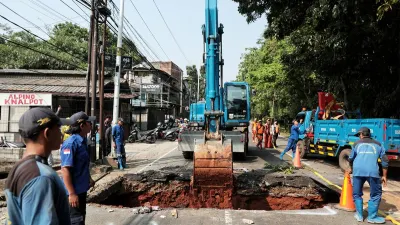 Siapkan 1 Unit Ekskavator, Sudin SDA Lakukan Penanganan Jalan Amblas di Jalan Raya Lenteng Agung!
