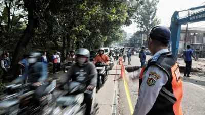 Penanganan Jalan Amblas, Dishub DKI Jakarta Lakukan Rekayasa Lalu Lintas  di Jalan Raya Lenteng Agung Jaksel!