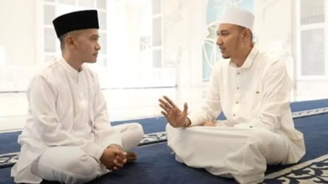 Ruben Onsu, presenter dan entertainer terkenal Indonesia, baru-baru ini mengumumkan keputusannya untuk memeluk agama Islam.