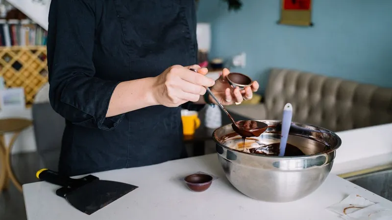 Mencicipi makanan saat puasa tidak membatalkan selama dilakukan dengan hati-hati, tidak sampai menelan, dan hanya sekadar mengecek rasa.