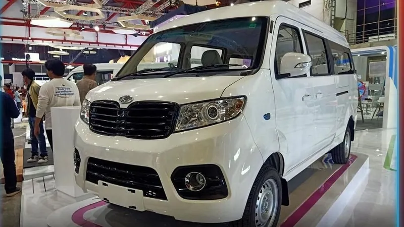 PT Solo Manufaktur Kreasi atau lebih dikenal dengan Esemka memperkenalkan brand terbarunya yakni mobil listrik Bima EV di IIMS 2023.