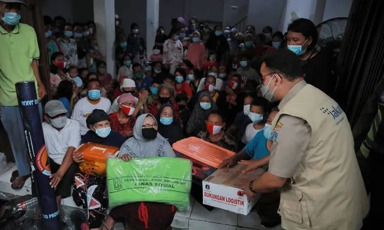 Gubernur DKI Jakarta Anies Baswedan  mendatangi lokasi kebakaran di Jalan Keadilan Dalam I RT 8/RW 1, Kelurahan Keagungan, Kecamatan Taman Sari, Jakarta Barat, Senin 19 April 2021 sore/dok: Humas Balkot DKI.