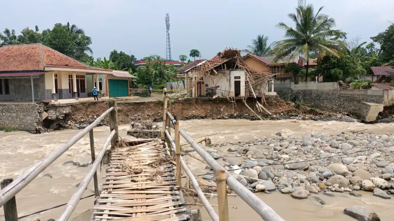 Akses jembatan warga sekitar terputus akibat banjir bandang dari luapan aliran Sungai Cidurian (Yogi Faisal)