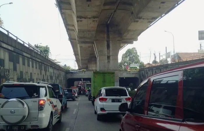 Wali Kota Bogor, Bima Arya Sugiarto, menutup Jalan Soleh Iskandar (Sholis) menuju Cilebut mulai Selasa, 2 November 2021. Akibatnya terjadi kemacetan di underpass Sholis hingga lampu merah KS Tubun.