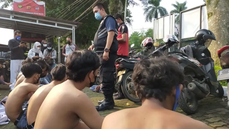 Petugas kepolisian saat mengamankan belasan pelajar di Polsek Bogor Barat (Dok Polisi)