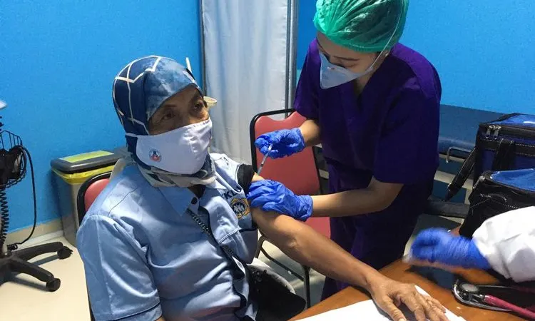 Warga Kelurahan Warakas, Tanjung Priok, Rusminah (71), menjadi warga lanjut usia (lansia) pertama yang menerima vaksin Covid-19 di Jakarta Utara/dok: utara.jakarta.go.id.